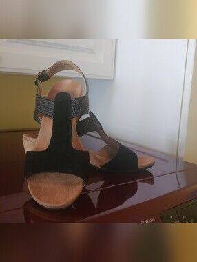 Vionic Wedge Sandals Kaytie Size 8.5 / Black / GUC